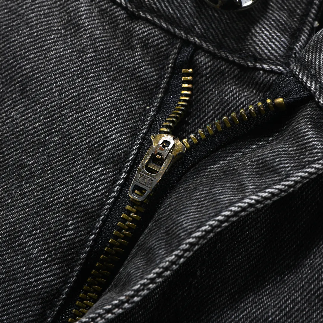 P270 💰 (Top version) Chrome Hearts Ma Siwei's same CH Chrome Hearts heavy-duty splicing high street jeans exudes uninhibited personality and unique charm. Every wear and tear is carefully designed to present a unique artistic feel. Made of imported denim fabric, which has undergone heavy industrial washing and destruction treatment, the trousers show a super cool effect on the upper body, allowing you to dominate the fashion stage.  This is more than just a pair of jeans, it is an expression of attitude. With its unique design concept and ultimate pursuit of details, Croxin breaks traditional boundaries and defines the jeans trend in the new era. The trousers are made of double-layer woven fabric and matched with customized hardware, showing an incomparably beautiful and unique style, making every wearer the focus of fashion. Imported denim fabric, super heavy-duty washed and damaged, the upper body is super cool! Customized hardware, incomparably good-looking model. The production process is difficult. It has a high-street feel. Color: black Size: 28-30-32-34-36 (corresponds to S-M-L-XL-XXL)